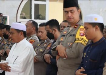 Duka Insiden Kanjuruhan, Warga dan Polisi di Bartim Gelar Salat Gaib dan Doa Bersama