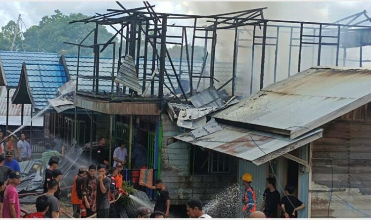 Satu buah rumah di Gang Bersama, RT 01.RW 02 yang hangus terbakar