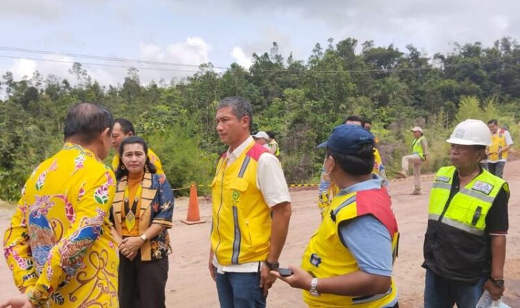 Sekda Gumas Yansiterson bersama pihak BPJN dan pihak DPRD Rayaniatie sedang melakukan pengecekan jalan Kurun Palangka Raya yang longsor, Kamis (20/10).