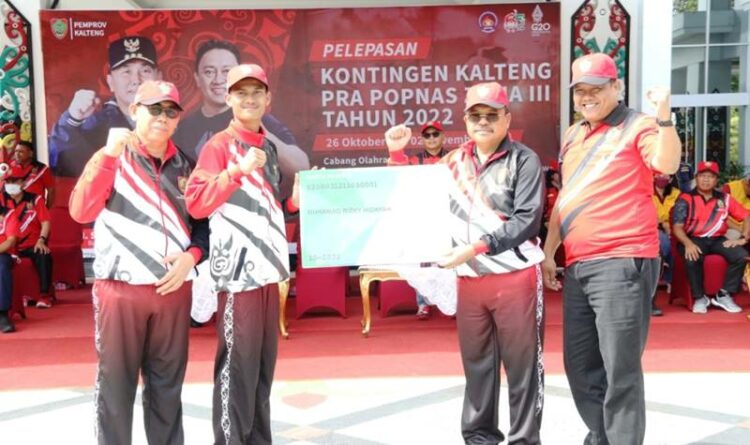 Sekda Kalteng Nuryakin melepas keberangkatan kontingen Kalteng untuk mengikuti Pra POPNAS Zona III, Rabu (26/10/2022)
