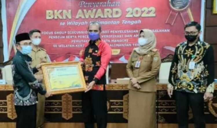 Sekda Katingan Pransang menerima penghargaan BKN Award 2022 wilayah Kalimantan Tengah