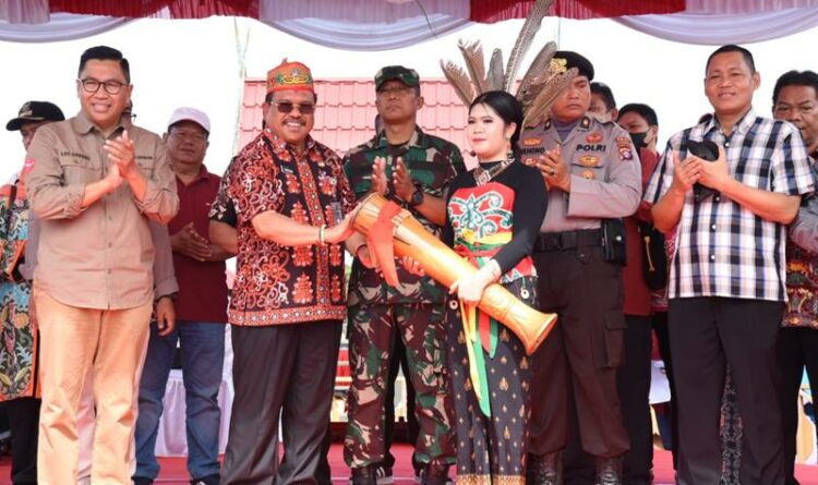 Sekda Provinsi Kalteng Nuryakin membuka Gerakan Aksi Sapta Pesona di Dermaga Kereng Bangkirai, Palangka Raya, Jumat (14/10/2022)