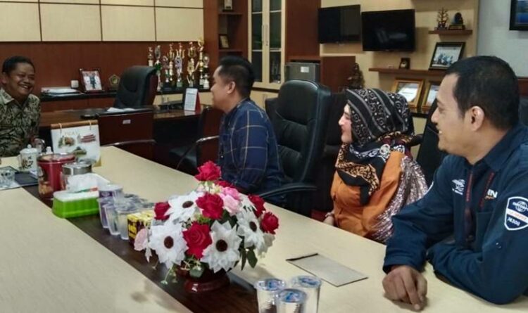Sekda Seruyan Djainuddin Noor saat berbincang bersama jajaran PT Pos Indonesia Kantor Cabang Sampit