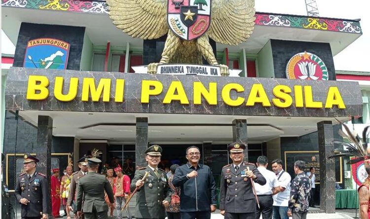 Teks Poto: Sekretaris DPD PDI Perjuangan Kalteng, Sigit K. Yunianto (tengah), usai menghadiri upacara perayaan HUT TNI Ke-77.