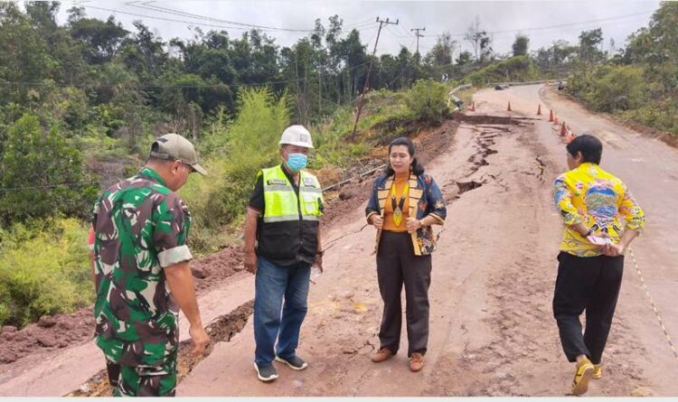 Sekretaris Komisi II DPRD Gumas Rayaniatie Djangkan melakukan peninjauan penanganan jalan yang terjadi longsor di ruas Kurun-Palangka, Kamis (20/10).