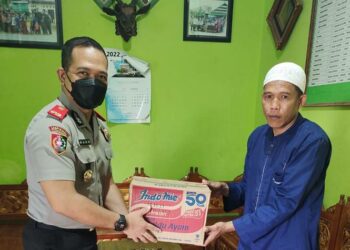 Teks Poto: Serdik Sespimmen Dikreg ke-62 Tahun Anggaran 2022, Kompol I Gusti Gede Raka, pada saat menyerahkan sembako.