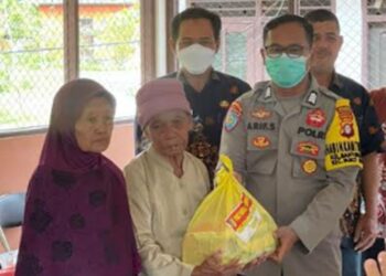 Polsek Bukit Batu Turut Bantu Bagikan Bansos ke Masyarakat Kelurahan Banturung