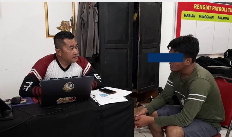 Terduga pelaku pengedar obat-obatan yang termasuk dalam Daftar G atau obat keras, dan barang bukti pada saat diamankan polisi