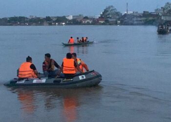 Tim gabungan melakukan pencarian terhadap seorang remaja yang diduga tenggelam setelah terseret arus Sungai Kahayan di Palangka Raya, Minggu (30/10/2022)