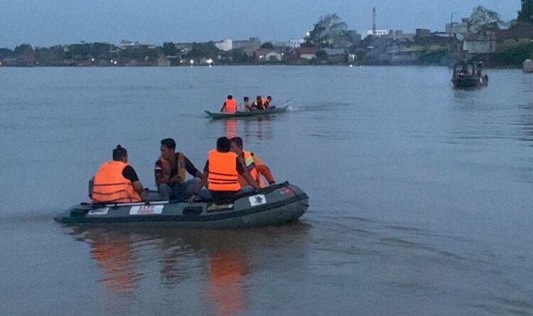 Tim gabungan melakukan pencarian terhadap seorang remaja yang diduga tenggelam setelah terseret arus Sungai Kahayan di Palangka Raya, Minggu (30/10/2022)