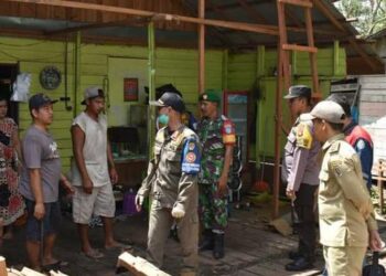 Tim gabungan melakukan pendataan dan memberikan imbauan kepada warga di ruas Jalan Soekarno-Hatta Kasongan