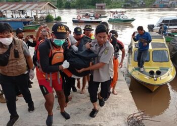 Tim penyelamat melakukan evakuasi jasad korban tenggelam di Sungai Kahayan yang ditemukan Senin (31/10/2022) sore
