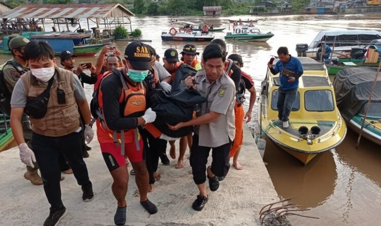 Tim penyelamat melakukan evakuasi jasad korban tenggelam di Sungai Kahayan yang ditemukan Senin (31/10/2022) sore