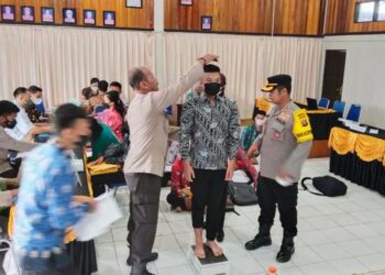 Wakapolres Gumas Kompol Aries Nugroho Ishak bersama petugas Dokkes Polres sedang melakukan pengukuran calon siswa bintara polisi di aula kantor Polres Gunung Mas, Minggu (16/10)
