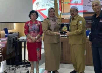 Wakil Bupati Kotim Irawati foto bersama Wakil Bupati Kabupaten Banjar Habib Said Al-Habsy saat kunjungan kerja di Martapura