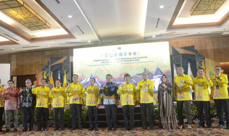 Wakil Gubernur Kalteng Edy Pratowo dan para peserta Raker Komwil APEKSI Regional Kalimantan di Ballroom Swiss-Belhotel Danum Palangka Raya, Kamis (20/10/2022).