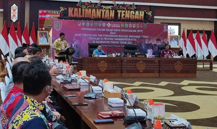 Wakil Gubernur Kalteng Edy Pratowo menyampaikan arahannya pada rapat TEPRA triwulan III provinsi dan kabupaten/kota se-Kalteng, di Aula Jayang Tingang Kantor Gubernur Kalteng, Jumat (21/10/2022)