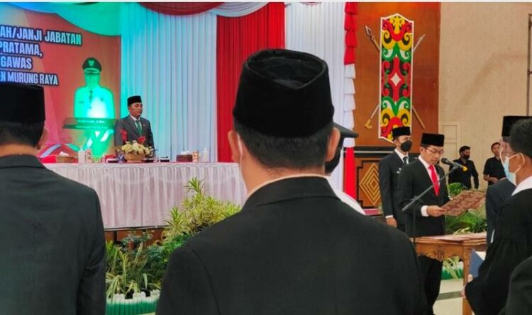 Wakil Ketua II DPRD Mura, Rahmanto Muhidin (berdiri didepan) saat mengikuti pelaksanaan pengambilan sumpah janji jabatan Pejabat Eselon II, III dan IV dilingkup Pemkab Mura belum lama ini