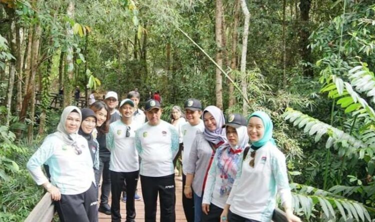 Wali Kota Palangka Raya, Fairid Naparin, pada saat foto bersama sejumlah Walikota regional Kalimantan.