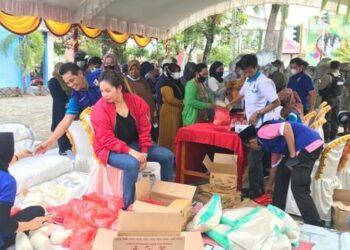 Warga Kota Sampit saat antre beli bahan pokok di Pasar Murah