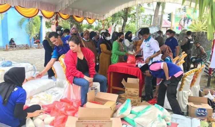 Warga Kota Sampit saat antre beli bahan pokok di Pasar Murah