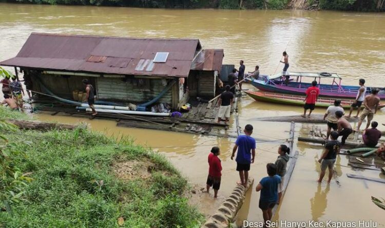 Warga melakukan pencarian Adelia Nastasya yang tenggelam dan terbawa arus Sungai Kapuas di Desa Sei Hanyo, Rabu (19/10/2022).