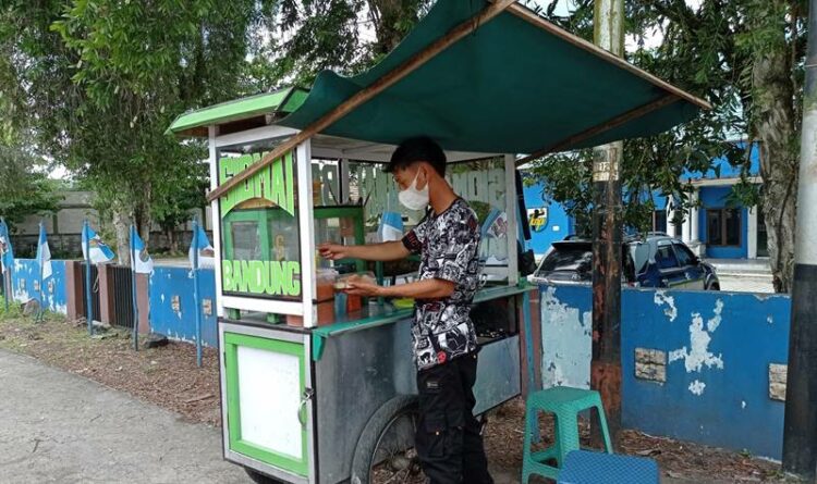 eks Poto: Uus, pedagang Batagor dan Siomay di Jalan Tjilik Riwut kilometer 1 Kota Palangka Raya.