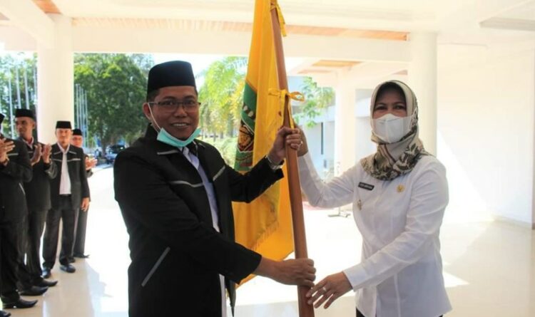 Secara simbolis Pj Bupati Barsel, Lisda Arriyana menyerahkan bendera kepada perwakilan kalifah (ist)