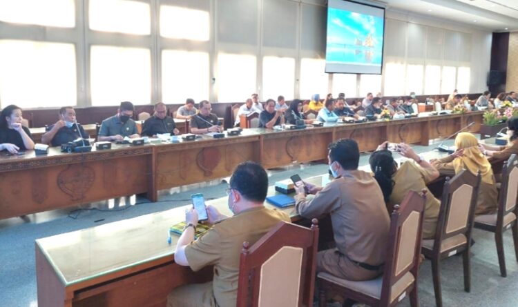 Seluruh Fraksi DPRD Kalteng Setujui Raperda Pajak dan Retribusi Jadi Perda