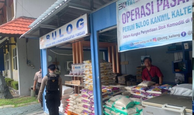 Sat Samapta Polresta Palangka Raya Amankan Operasi Pasar Dari Perum BULOG Kanwil Kalteng