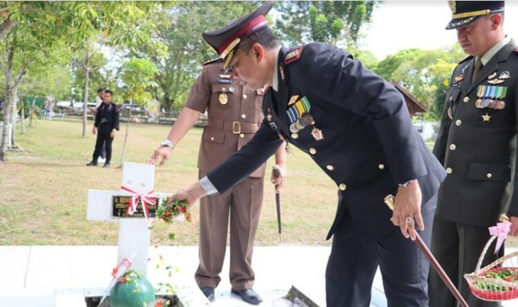 Peringati Hari Pahlawan, Kapolresta Palangka Raya Ziarah ke TMP Sanaman Lampang