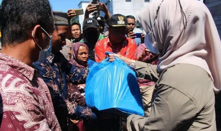 Penjabat Bupati Barsel Menyerahkan Bantuan Terdampak Banjir di Dusun Hilir