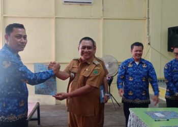 Keterangan Foto : Acara Sertijab Camat Kahayan Hilir dan Jabiren Raya di aula Kecamatan Kahayan Hilir, tampak Pejabat lama Osa Malili menyerahkan jabatan camat kepada pejabat baru Agustinuah.