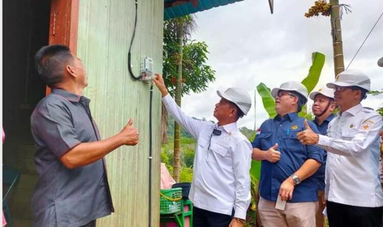 Keterangan : Anggota DPR RI, Willy M. Yoseph (Dua dari kiri) saat mengecek pemasangan listrik gratis di Mura. (Ist)