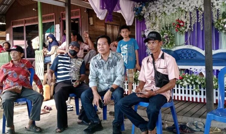 Anggota DPRD Kapuas dari Fraksi Golkar Algrin Gasan (dua dari kanan), reses ke Desa Keladan Kecamatan Mantangai