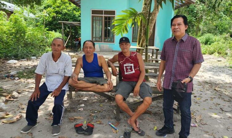 Anggota Dewan Perwakilan Rakyat Daerah (DPRD) Kabupaten Kapuas Algrin Gasan bersama warga saat reses