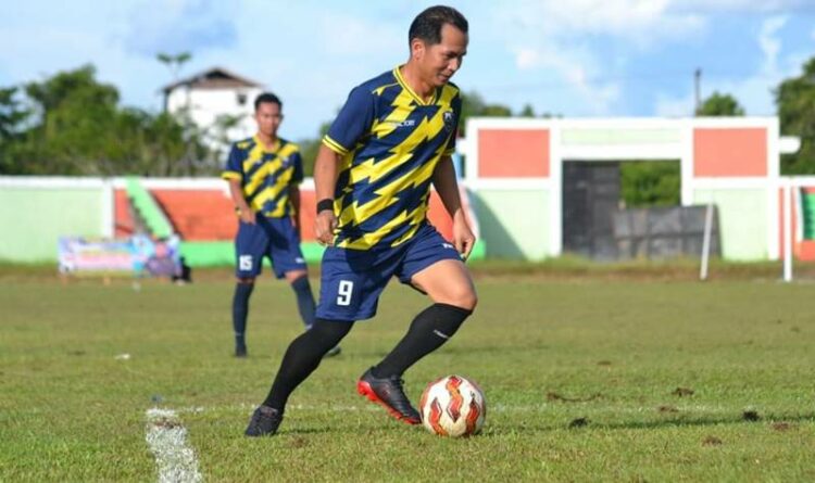 Anggota Komisi II DPRD Murung Raya, Susilo saat mengikuti turnamen Sepakbola belum lama ini
