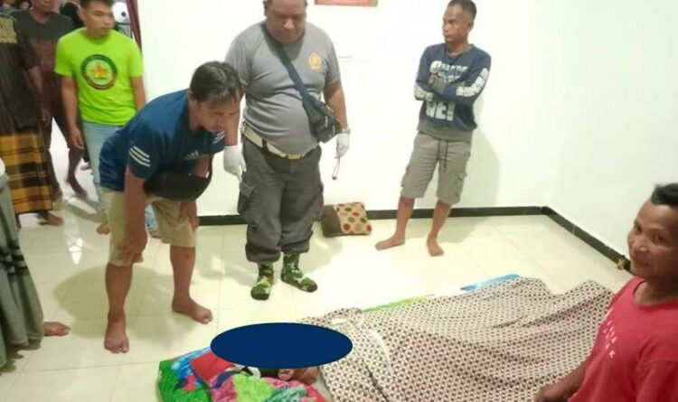 Anggota Polsek Katingan Hilir saat mendatangi kediam korban diduga gantung diri di Kelurahan Kasongan Lama