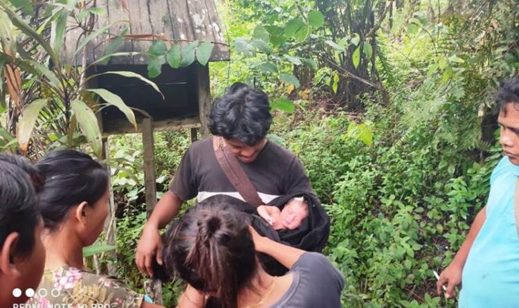 Bayi yang ditemukan di perkebunan sawit PT Karya Dwi Putra (KDP) dievakuasi, Kamis (17/11/2022) sore