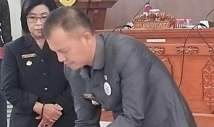 Bupati Gumas Jaya S Monong sedang menandatangani nota kesepahaman bersama pihak legislatif di gedung dewan setempat