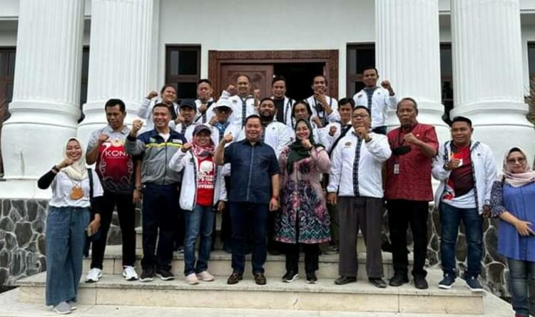 Bupati Kotim Halikinnor berfoto bersama kontingen PWI Kotim yang akan mengikuti Porwanas di Malang, Jawa Timur