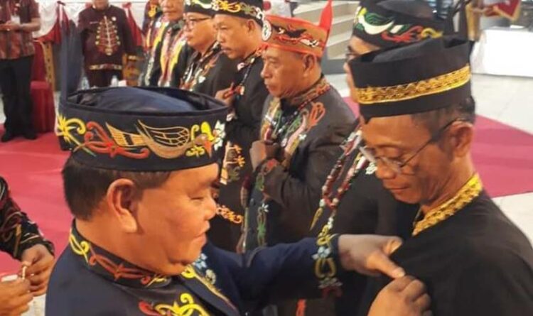 Bupati Kotim Halikinnor saat melantik 7 Damang di Gedung Serbaguna Sampit, Jumat 4 November 2022