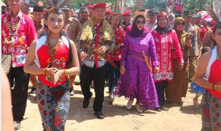 Bupati Seruyan, Yulhaidir bersama rombongan, saat menghadiri syukuran Hari Jadi ke-203 Desa Bangkal