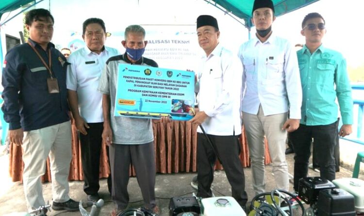 Bupati Serahkan Bantuan Paket Mesin Konversi BBM ke BBG Untuk Nelayan Seruyan
