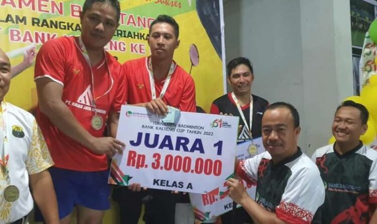 Bupati Seruyan, Yulhaidir menyerahkan tropi kepada pemenang Turnamen Bulu Tangkis Bank Kalteng di Pembuang Hulu