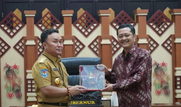 Gubernur Kalteng Sugianto Sabran menyerahkan cenderamata kepada Ketua KPPU M. Afif Hasbullah