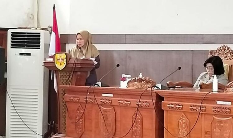 Juru bicara Fraksi GKB DPRD Kabupaten Gumas Sahriah menyampaikan pemandangan umum fraksinya pada rapat paripurna dewan baru-baru ini.
