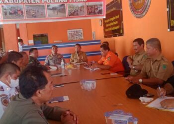 Keterangan Foto : Kabag Ops Polres Pulang Pisau AKP Tadi didampingi Plt Kelaksa BPBD Kabupaten Pulang Pisau Moh. Insyafi saat memimpin Pres Rilis di Aula Kantor BPBD setempat, Selasa (8/11/2022).
