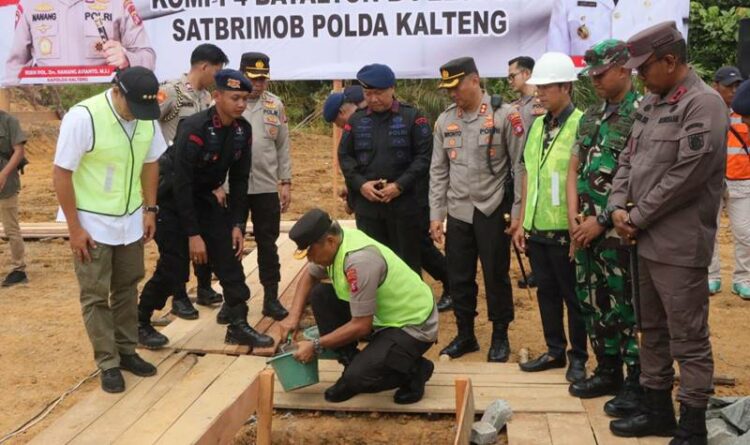 Teks Poto: Kapolda Kalteng, Irjen Pol Nanang Avianto, pada saat meletakkan batu pertama.