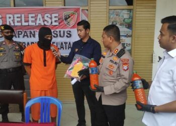 Kapolres Barsel AKBP Yusfandi Usman mendengarkan tersangka HS menjelaskan modus penggelapan CPO yang dilakukannya, Selasa (1/11/2022). (shan)